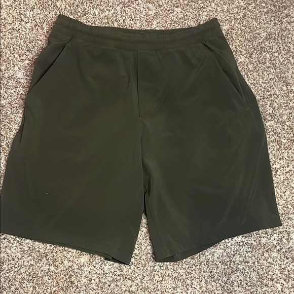 Lululemon Dark Green Athletic Shorts Men’s Size Medium 9inch inseam lined - Picture 1 of 3
